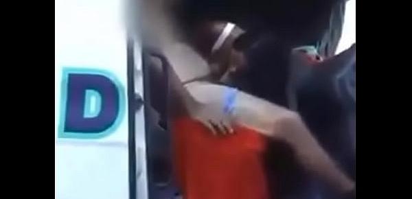  Un papi paie une pute pour la baiser dans sa camionette